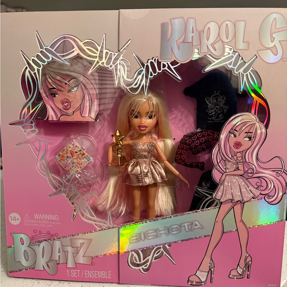 Bratz x Karol G Collector Doll 3 Outfits and Accessories IN HAND!! - Picture 4 of 4